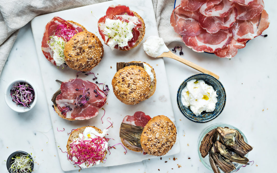 Panino ai cereali con Coppa di Parma IGP, stracciatella pugliese e carciofi arrostiti