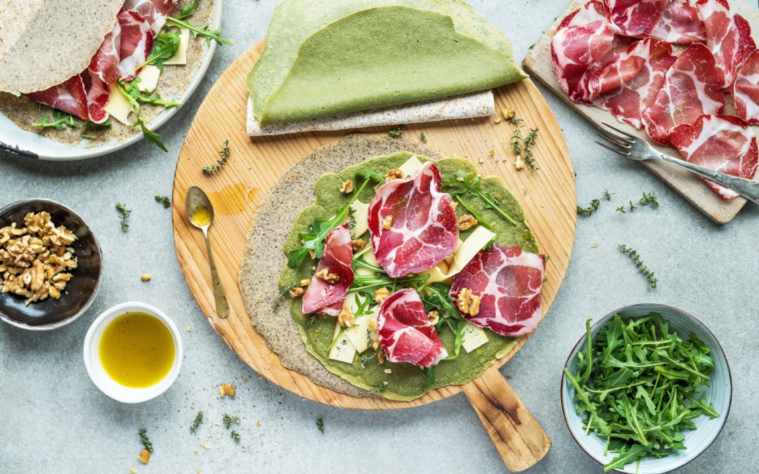 Gallettes bretoni verdi agli spinaci e al grano saraceno con Coppa di Parma IGP, emmentaler e rucola