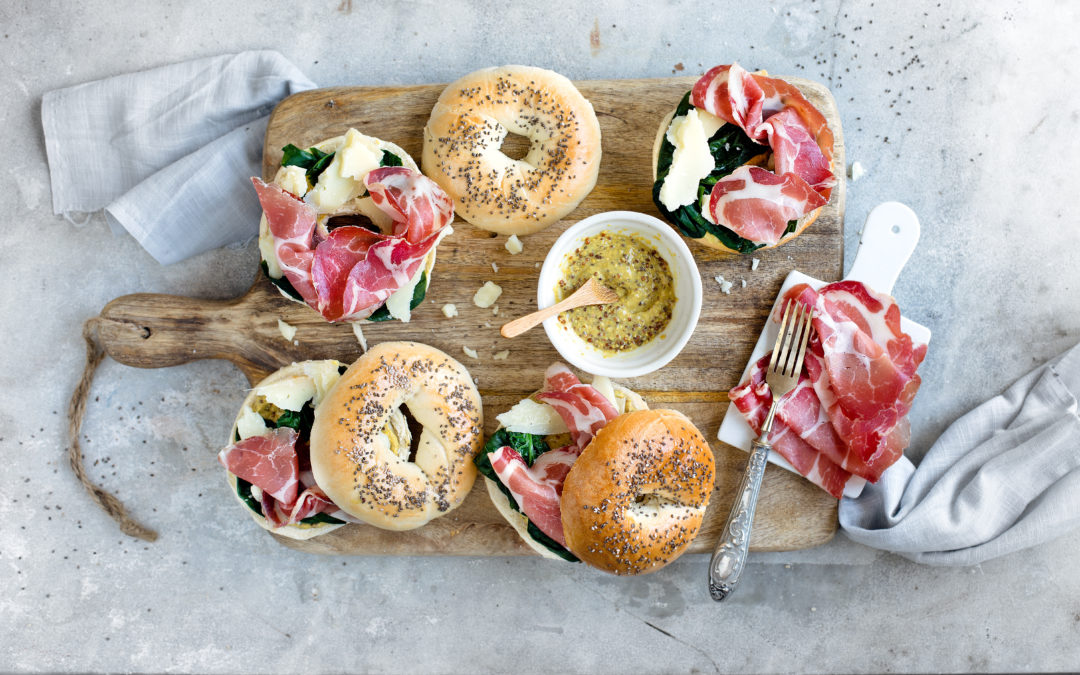 Bagel con Coppa di Parma, spinaci, pecorino e senape