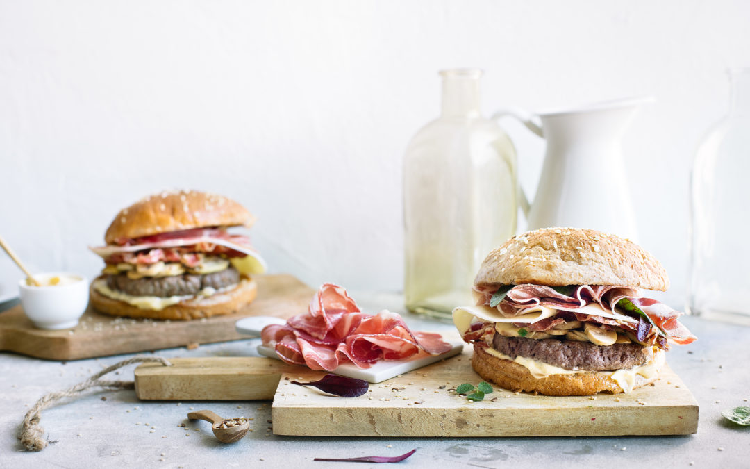 Hamburger di manzo con funghi trifolati, Asiago e Coppa di Parma
