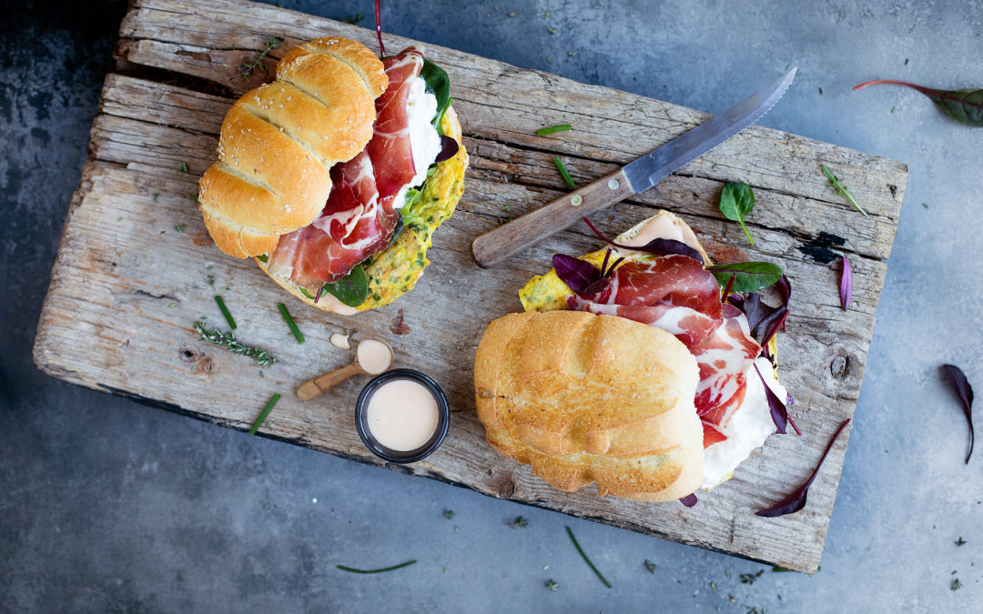 Panino tartaruga con frittata alla erbe, Coppa di Parma, stracciatella e misticanza