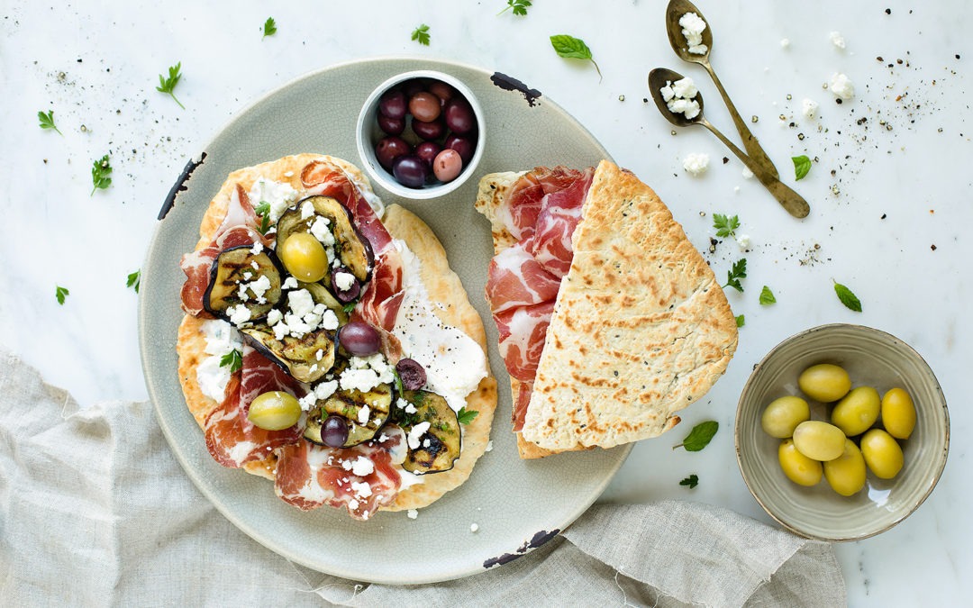 Pita greca con melanzane grigliate, feta, olive e Coppa di Parma IGP