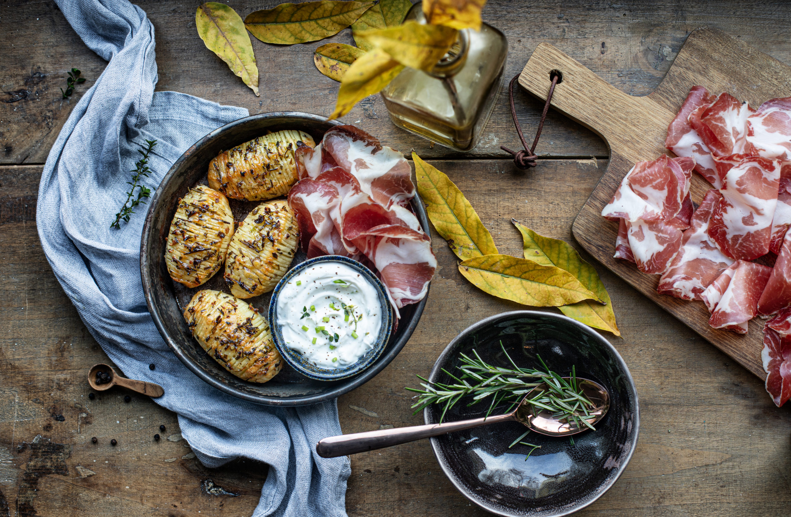 Patate Hasselback con panna acida, Coppa di Parma ed erbe aromatiche
