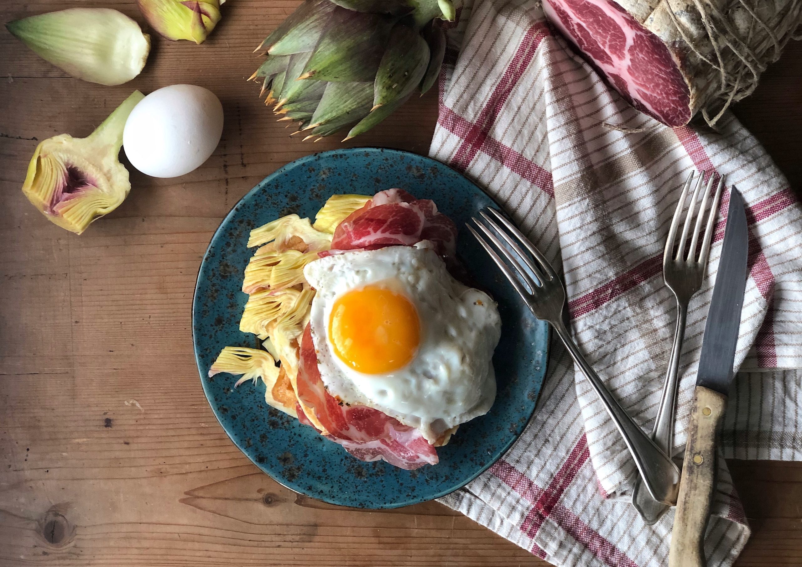Waffles salati con uovo, Coppa di Parma e carciofi