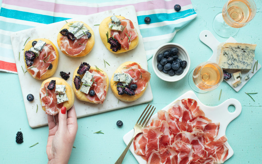 Focaccelle con roquefort, Coppa di Parma, more e mirtilli