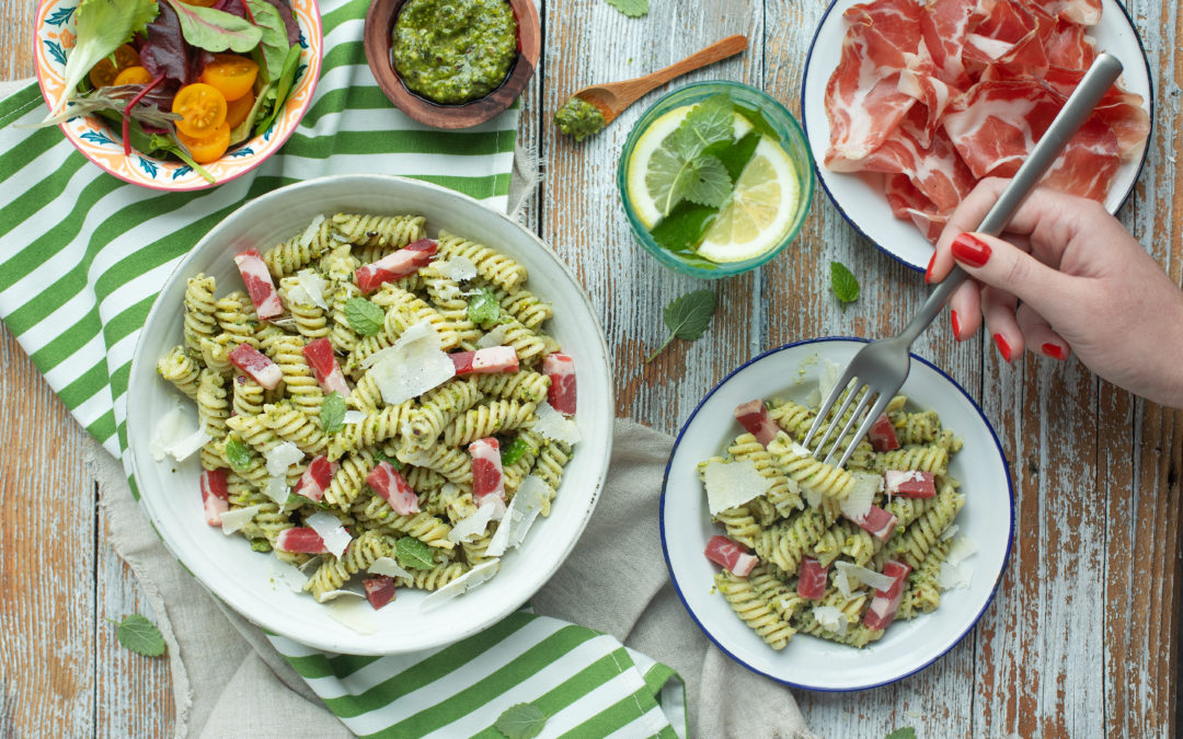 Pasta fredda (fusilli) con Coppa di Parma e pesto di pistacchi