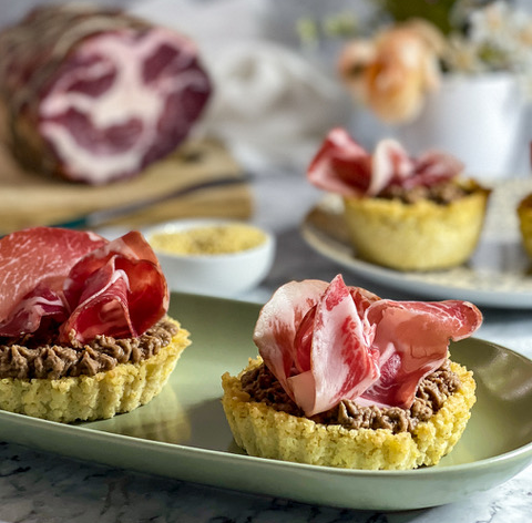 Crostatine di Miglio, Coppa di Parma IGP e Hummus di Ceci di Murgia