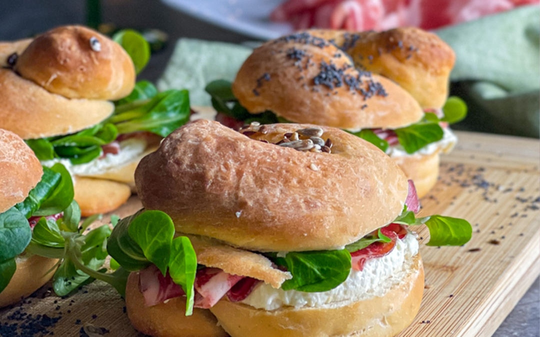 Bagel 2 ingredienti: Coppa di Parma IGP, crema di caprino e valeriana