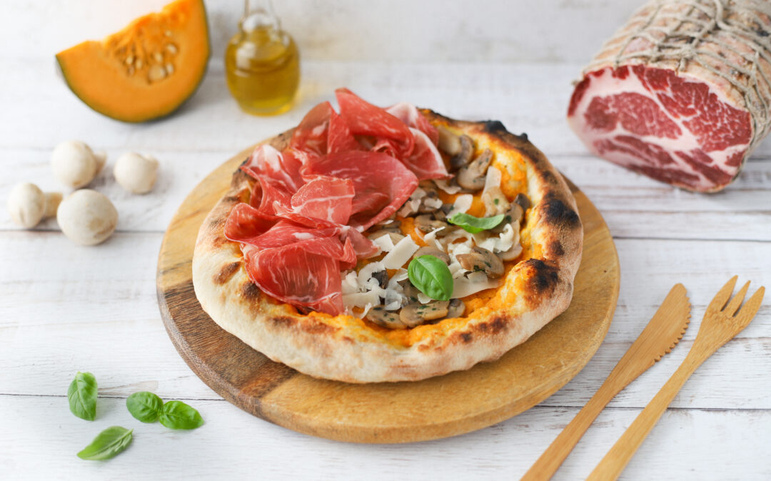 Pizza con crema di zucca funghi asiago e Coppa di Parma IGP