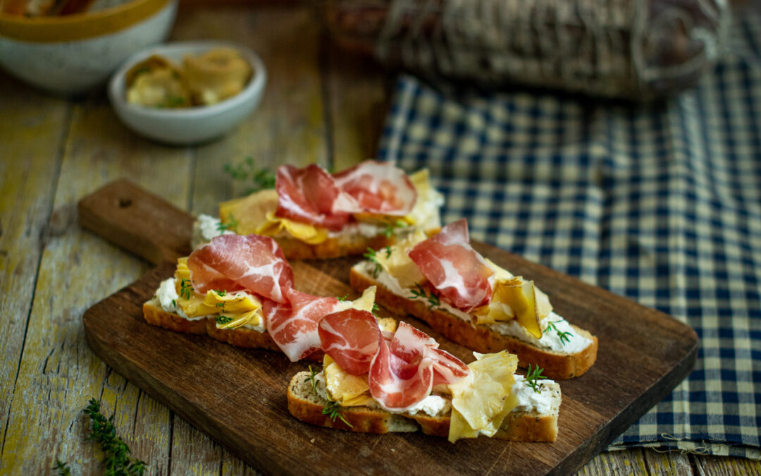 Focaccia tostata, crema di ricotta, Coppa di Parma IGP e carciofini