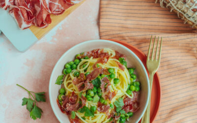 Spaghetti con fave, piselli, robiola e Coppa di Parma IGP tostata