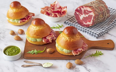 Brioche col tuppo salate e farcite con mousse di rucola e Coppa di Parma IGP